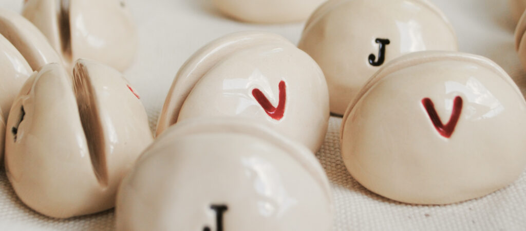 ręcznie tworzone ceramiczne podstawki pod zdjęcia lub winietki weselne, personalizowane