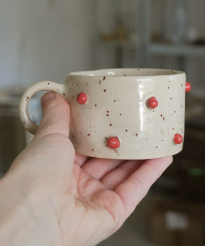 kubek w czerwone kulki, nakrapiany