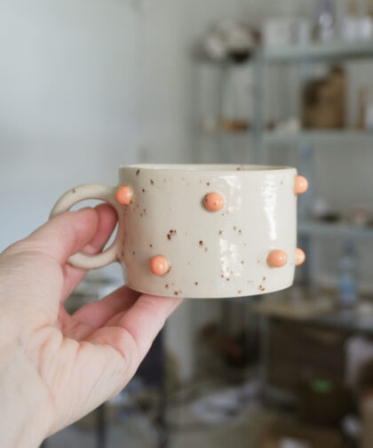 kubek w pomarańczowe kulki,  nakrapiany