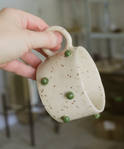 kubek w zielone kulki, nakrapiany