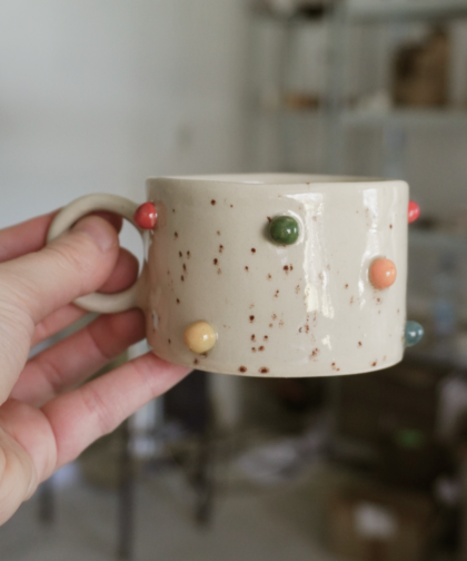 kubek w kulki kolorowe, nakrapiany