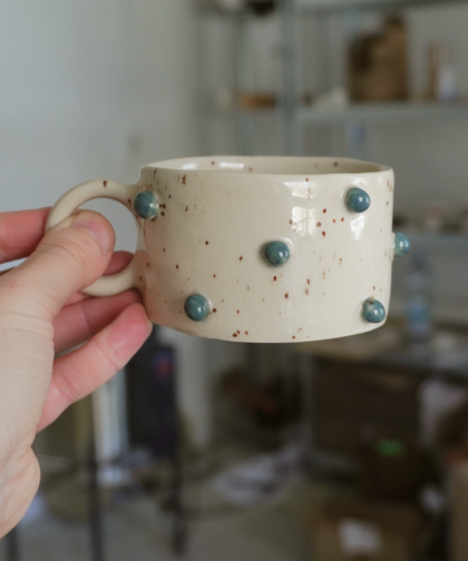 kubek w niebieskie kulki, nakrapiany