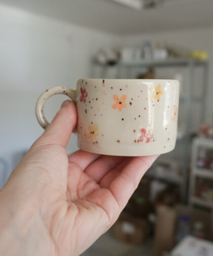 kubek w kwiatki, nakrapiany