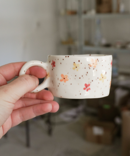 porcelanowy kubek w kwiatki, nakrapiany